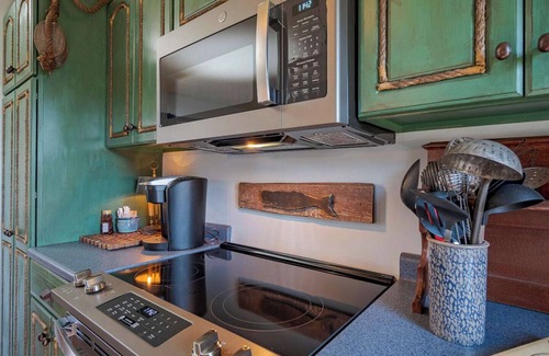 Stonington Wohnung | Discover the heart of the Ship Chandler in this charming 2BR apt!