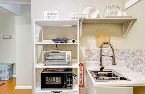 District Heights Wohnung | District Heights Studio about 12 Mi to National Mall!