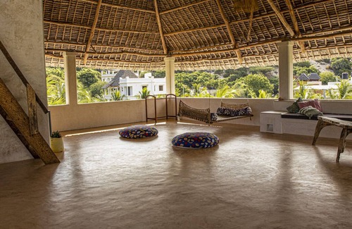 Lamu Villa | Dive in to our pool and feel the breeze at Mbibo House in the Shela sand dunes
