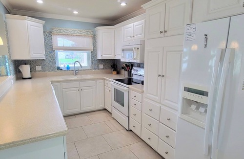 Cocoa Beach Haus | Dolphin Cove Cocoa Beach Heated Pool, Parking, Sunset Horizon