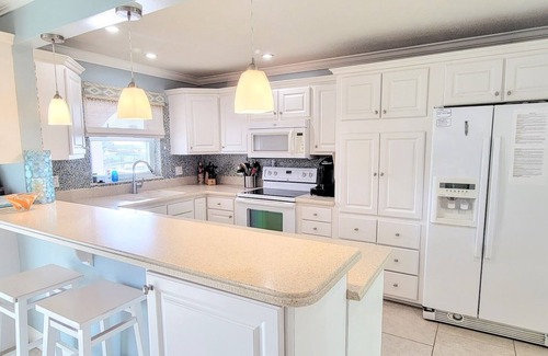 Cocoa Beach Haus | Dolphin Cove Cocoa Beach Heated Pool, Parking, Sunset Horizon