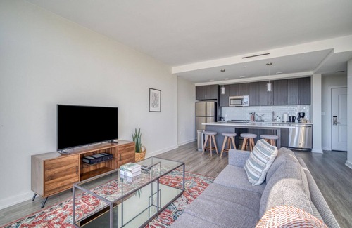 McLean Wohnung | Divine Fairfax 1BR w/ BBQ Grills & Gym, nr Theater, by Blueground