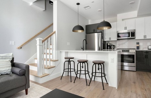 Ward Two Wohnung | Divine Somerville 1BR w/ W/D, near Union Square T Stop, by Blueground