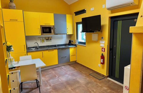 Coruche Hütte | DoAguaBoa, yellow accommodation