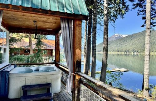 Leavenworth Haus | Doc Roy's Legacy on Fish Lake by NW Comfy Cabins