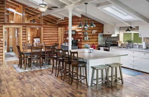 Flat Hollow Marina Haus | Doc's Lake Escape - Covered slip, Hot tub Fire Pit