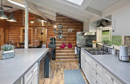 Flat Hollow Marina Haus | Doc's Lake Escape - Covered slip, Hot tub Fire Pit