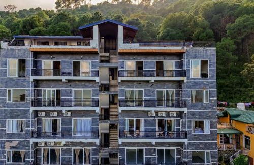 Kumarhatti Wohnung | Dochi 4-BHK apartment with Hill Views, Living Room, & Balconies