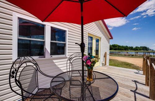 Avenue Haus | Dock Access Waterfront Cottage in Avenue!