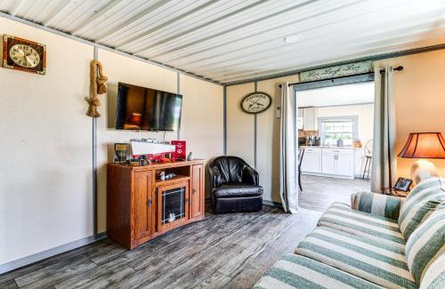 Avenue Haus | Dock Access Waterfront Cottage in Avenue!