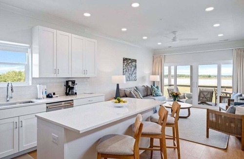 Georgetown Haus | Dock and Dwell at the Winyah Bay Club, Pool, Outdoor Lounge/Grill and Boat Slip included!