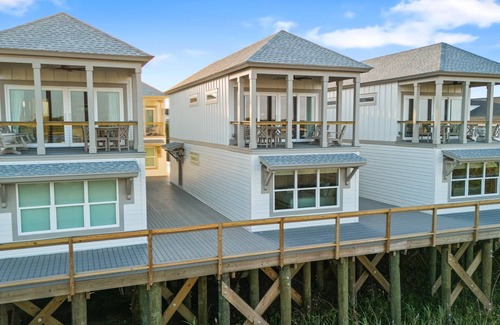 Georgetown Haus | Dock and Dwell at the Winyah Bay Club, Pool, Outdoor Lounge/Grill and Boat Slip included!