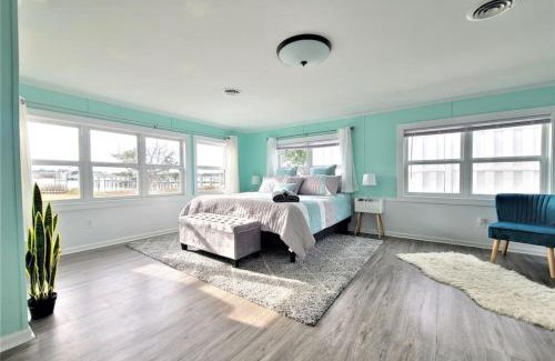 Crystal Coast Haus | Dock House, Close to Camp Lejeune, water access, DOCK, king bed