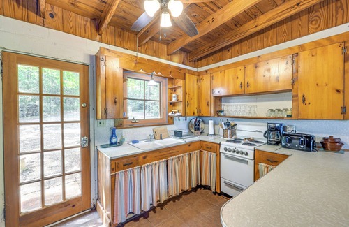 Eclectic Kabine | Dock + Stunning Views: Forested Lake Martin Cabin!