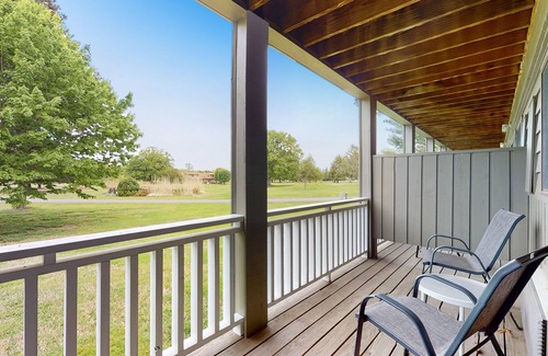 Baneberry Wohnung | Dog-friendly, 1st-floor studio with picnic area & gym - walk to Douglas Lake