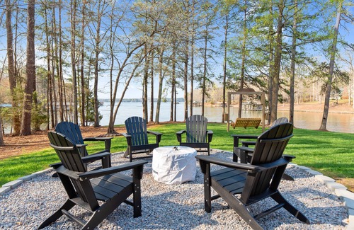 Littleton Hütte | Dog Friendly, 370+ ft of Waterfront, dock access and kayaks!