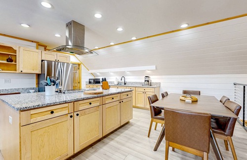 Rockwood Wohnung | Dog-friendly apartment by Moosehead Lake with sprawling deck & firepit