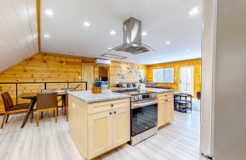 Rockwood Wohnung | Dog-friendly apartment by Moosehead Lake with sprawling deck & firepit