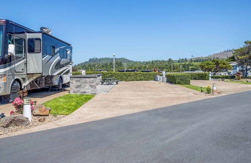 Agate Beach Wohnmobilvermietung | Dog Friendly, Available with 50AMP, 30AMP, Water and Sewer hook up's, WiFi