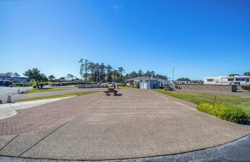 Agate Beach Wohnmobilvermietung | Dog Friendly, Available with 50AMP, 30AMP, Water and Sewer hook up's, WiFi