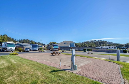 Agate Beach Wohnmobilvermietung | Dog Friendly, Available with 50AMP, 30AMP, Water and Sewer hook up's, WiFi