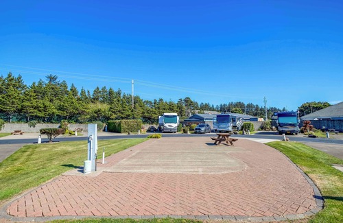 Agate Beach Wohnmobilvermietung | Dog Friendly, Available with 50AMP, 30AMP, Water and Sewer hook up's, WiFi