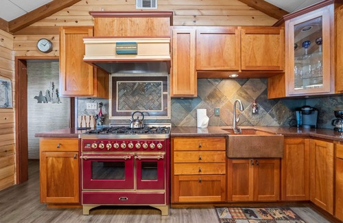 Pine Cove Kabine | Dog Friendly Cabin w/ hot tub & stunning mountain views