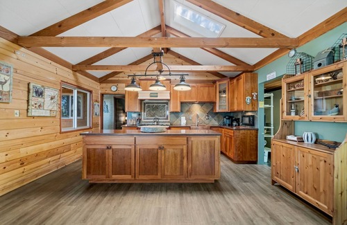 Pine Cove Kabine | Dog Friendly Cabin w/ hot tub & stunning mountain views