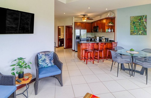 Herradura Eigentumswohnung | Dog-friendly condo with balcony, AC, WiFi, & pool - near downtown Jaco & beach
