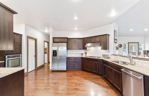 Laclede Haus | Privathaus mit Deck, Grill, eingezäuntem Hof und Feuerstelle zum Lake Pend Orielle!