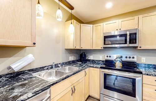 Paris Wohnung | Dog-friendly, newly built apartment near Norway Lake & Sunday River