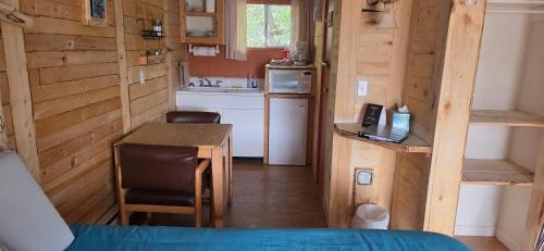 Cedaredge Kabine | Dog Friendly Room with a Queen Bed and Kitchenette at the Cedaredge Lodge