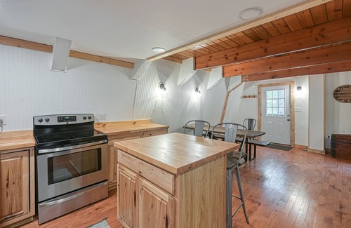 Crellin Kabine | Dog-friendly secluded cabin with hot tub, firepit, lawn games, & great deck