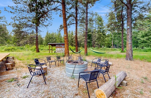 Northport Kabine | Dog-friendly secluded cabin with outdoor dining, grill, hammock, games, & W/D