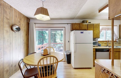 Pineland Kabine | Dog-Friendly Tahoe City House Near Hiking and Skiing - Walk to Lake