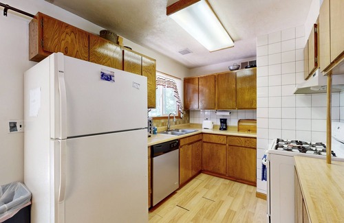 Pineland Kabine | Dog-Friendly Tahoe City House Near Hiking and Skiing - Walk to Lake