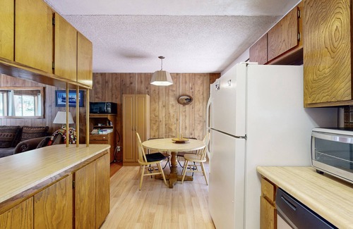 Pineland Kabine | Dog-Friendly Tahoe City House Near Hiking and Skiing - Walk to Lake