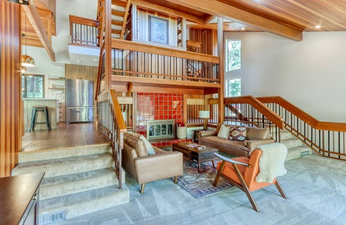 Black Butte Ranch Haus | Dog-friendly home with grill, deck, firepit, balcony, & mountain view