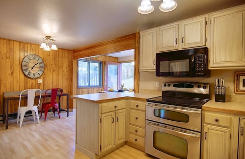 Steamboat Springs Haus | Off-Season-Verkauf! Hundefreundlich / Großer Hof (Eingezäunt), Wechselstrom, herrliche Aussicht, privater Whirlpool, Bus, Park