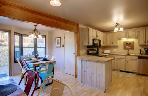 Steamboat Springs Haus | Off-Season-Verkauf! Hundefreundlich / Großer Hof (Eingezäunt), Wechselstrom, herrliche Aussicht, privater Whirlpool, Bus, Park