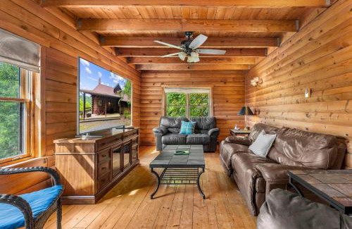 Baker Skihütte | Dog Friendly with Fire Pit and Yard by the River