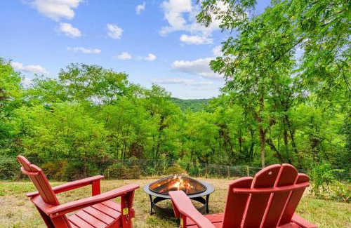 Baker Skihütte | Dog Friendly with Fire Pit and Yard by the River