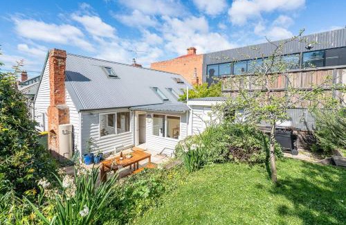 Hobart Central Business District Haus | Dolly's Cottage - Timeless Retreat near Hobart CBD