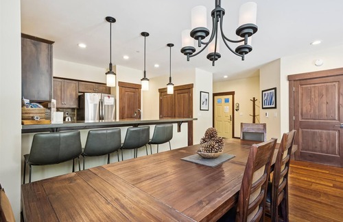 Truckee Eigentumswohnung | NEUE AUFLISTUNG!! Boulders Community mit Fitnessraum, Whirlpools, Pool und mehr. Perfekte Lage zu Skigebieten und allen Wintererholungen! Perfekt für eine Familie oder eine große Gruppe von Freunden.