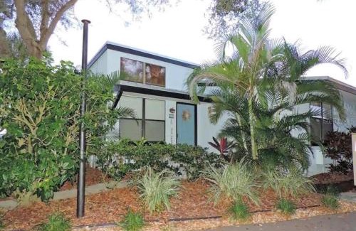 New Smyrna Beach Haus | Dolphin Cove Cottage -2-2 Pet Friendly!