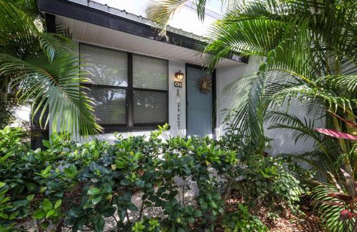 New Smyrna Beach Haus | Dolphin Cove Cottage -2-2 Pet Friendly!