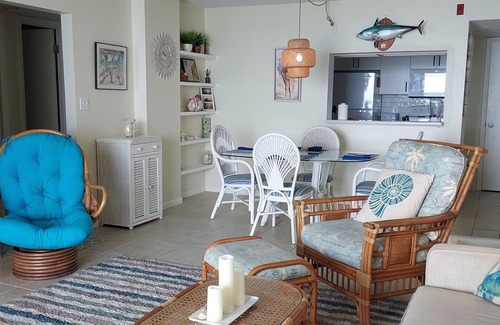 East Wind South Eigentumswohnung | Dolphin View-oceanfront condo with large balcony overlooking no drive beach.