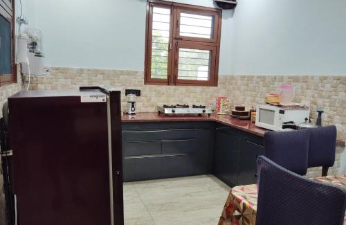 Bullawala Haus | Doon Niwas Homestay Two- Bedroom 1st Floor- Mountain view, near main Picnic Spots, comfortable peaceful central Family-friendly
