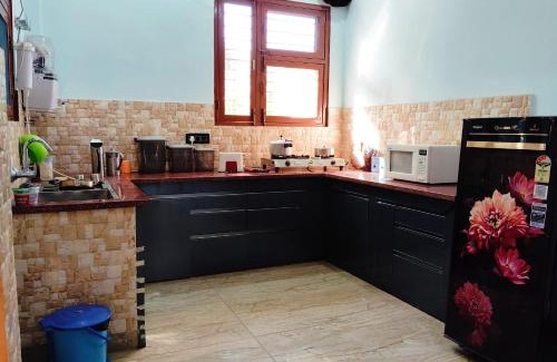 Bullawala Haus | Doon Niwas Homestay Two- Bedroom 1st Floor- Mountain view, near main Picnic Spots, comfortable peaceful central Family-friendly