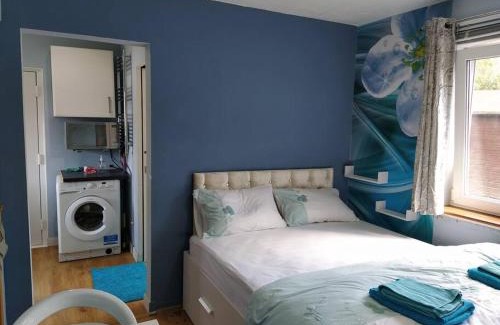 Juniper Green Haus | Double Ensuite room, 1-minute walk to bus stop